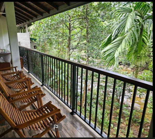 Old Bridge Riverside Hotel Kitulgala Bagian luar foto